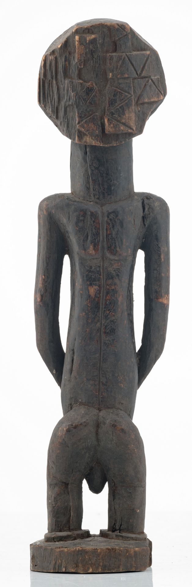 An African wooden sculpture depicting a standing male figure, possibly a chief or an ancestor ( - Bild 3 aus 6