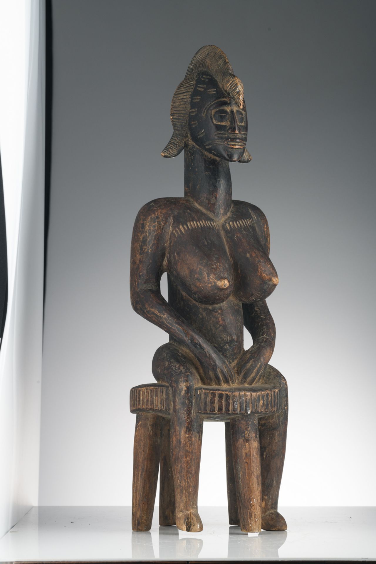 An African wooden sculpture depicting a seated female figure, Bambara - Mali, H 66 cm - Bild 9 aus 9