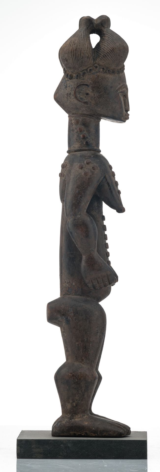 An African wooden sculpture depicting a standing female figure, Attie - Ivory Coast, H 57,5 cm - Bild 4 aus 4