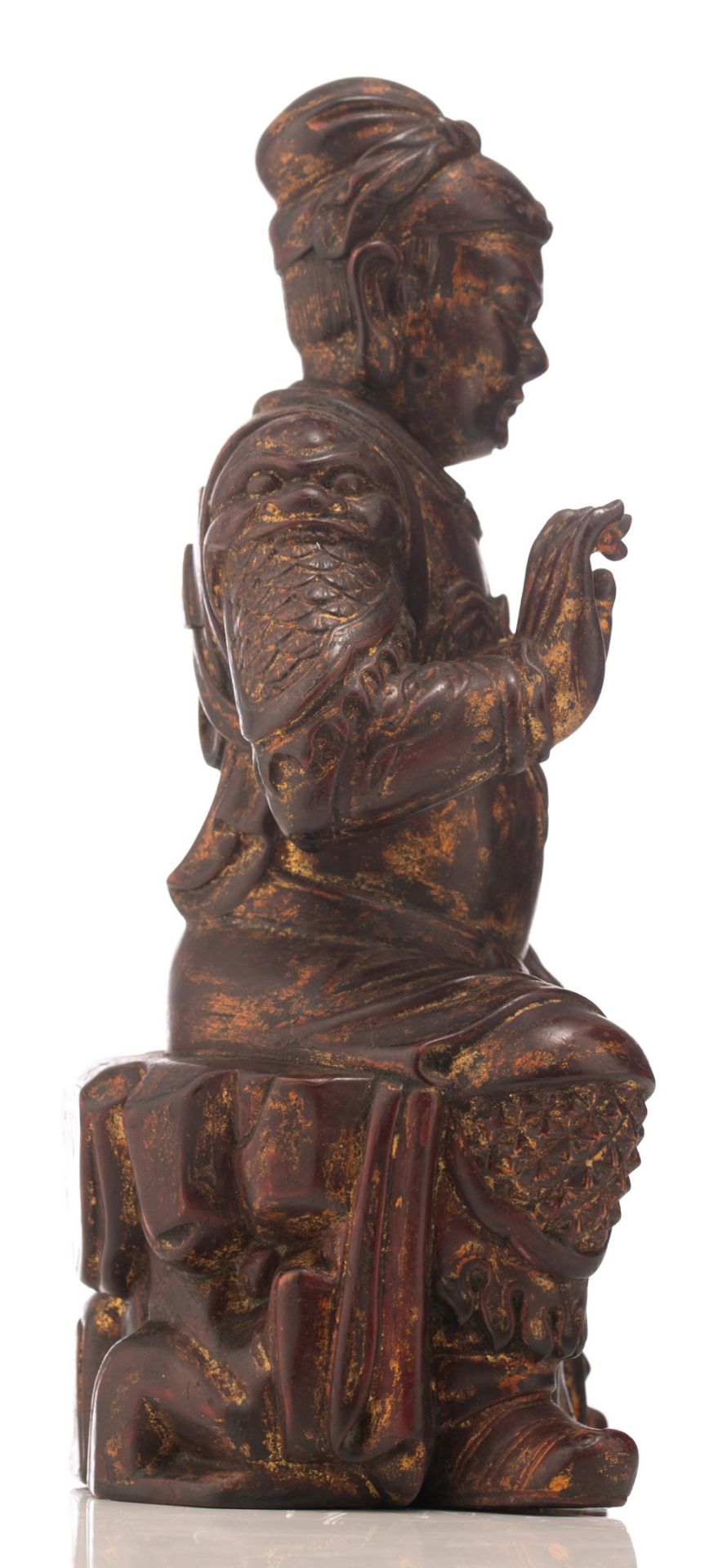 A Chinese polychrome and gilt decorated carved wooden figure depicting a seated deity, H 24,5 cm - Image 4 of 6