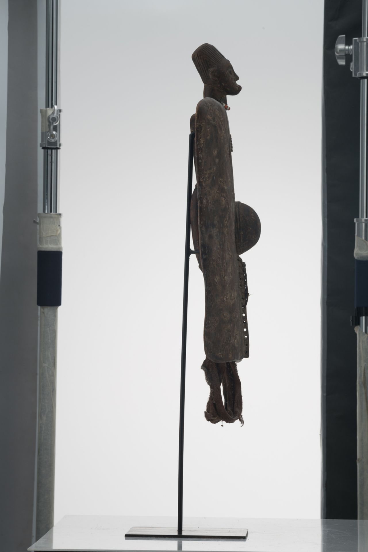 A traditional African wooden shield with on top the head of a man with a beads necklace, - Bild 5 aus 5