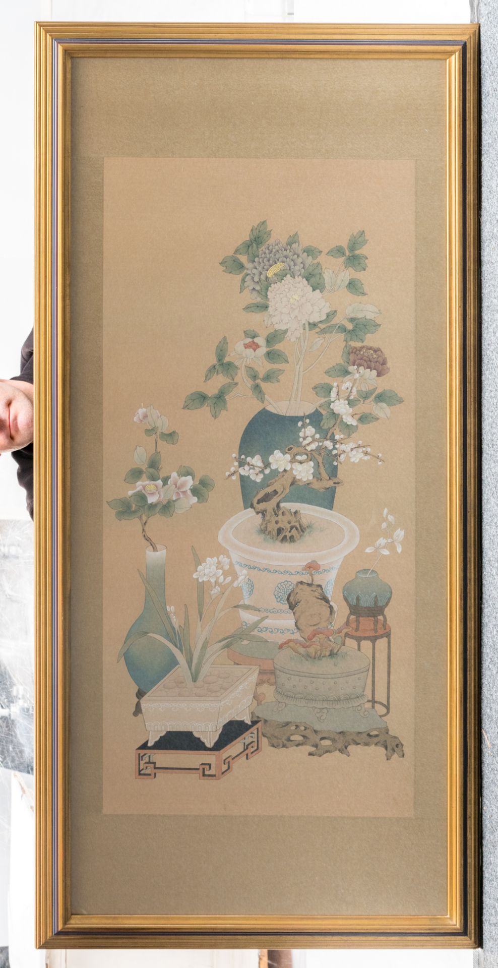 A Chinese watercolour depicting antiquities and flower branches, framed; added three Chinese - Bild 3 aus 7