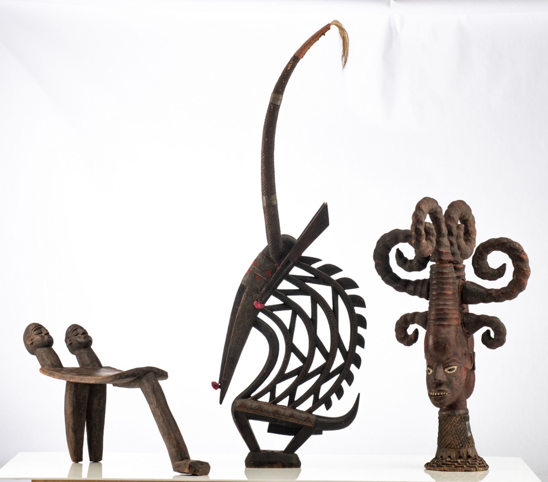 Four decorative African wooden items, different regions and tribes: a chair, a polychrome - Bild 2 aus 5