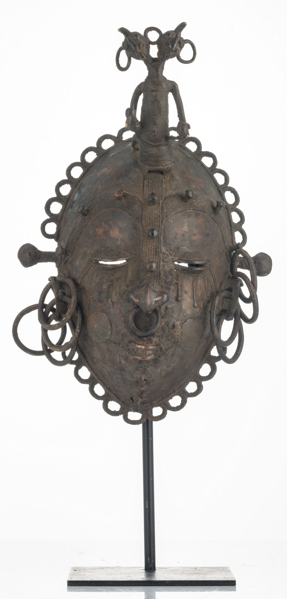 A traditional African patinated bronze mask, lost wax technique, Bamum - Cameroon, H 40,5 cm - Bild 2 aus 7