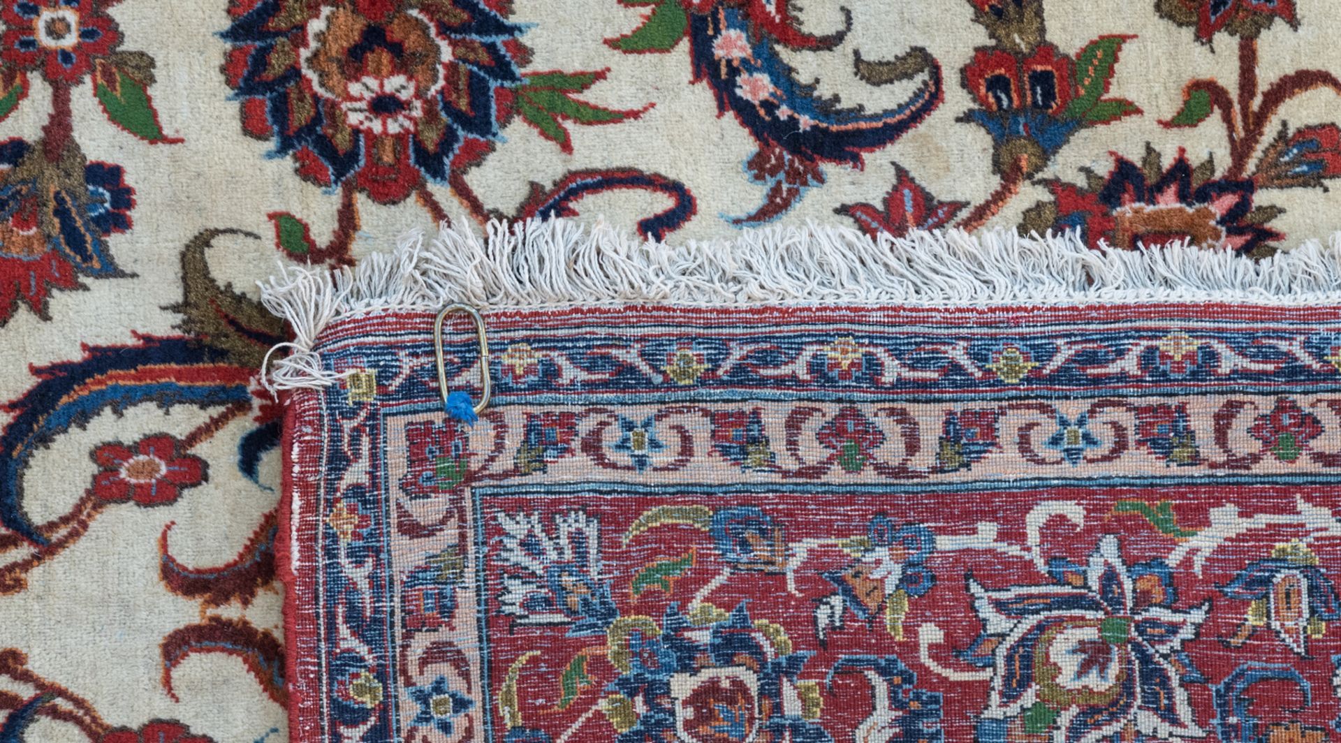 An Oriental rug with floral motifs, wool on cotton, 157 x 270 cm - Image 3 of 3