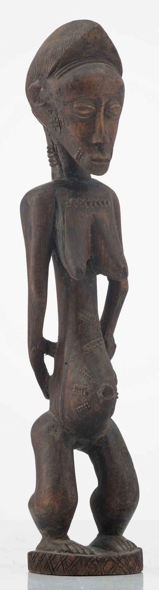 An African wooden sculpture depicting a standing female figure, possibly a blolo bla figure, Baule - - Bild 6 aus 6