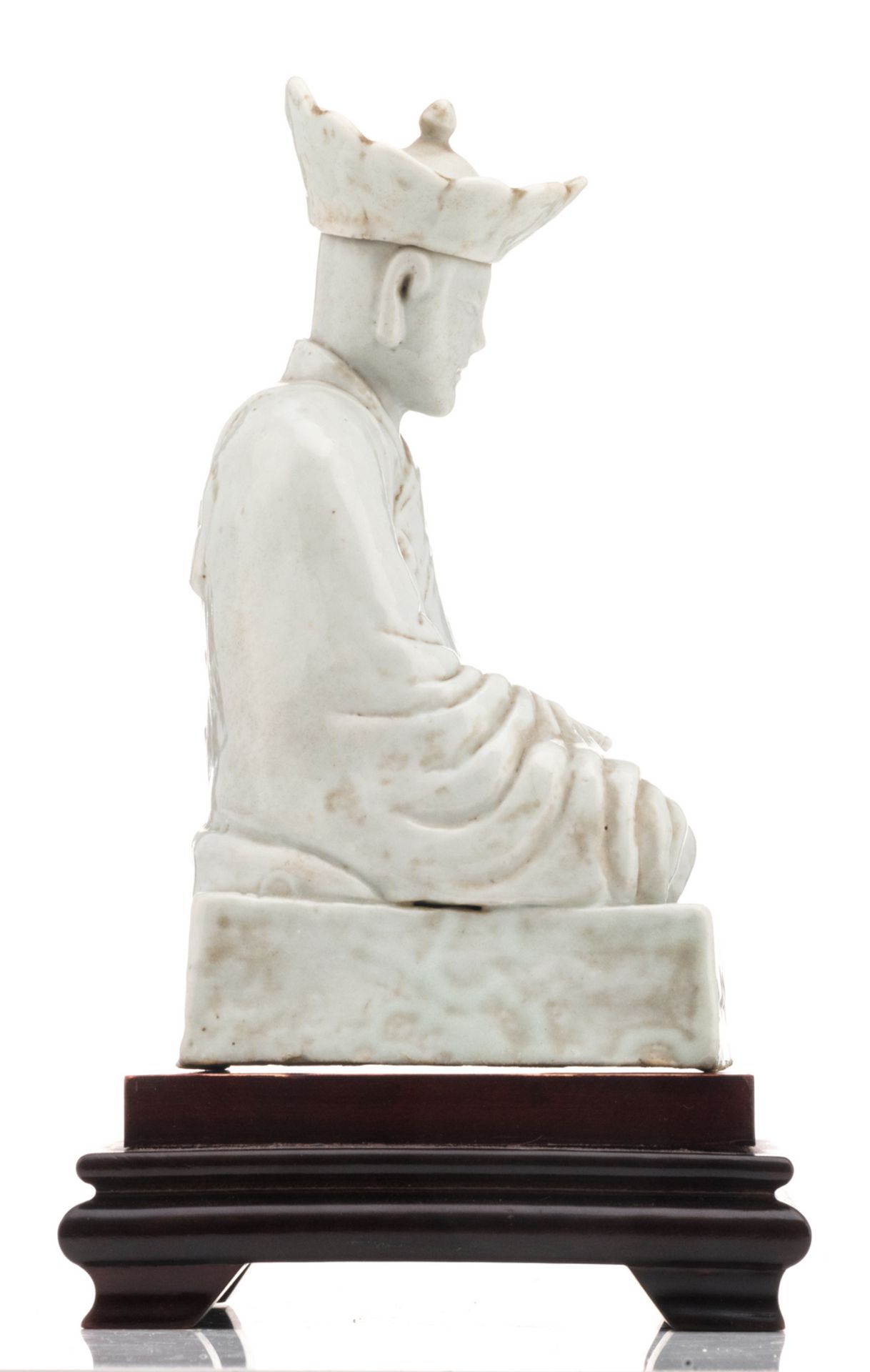 A Chinese blanc de chine figure depicting a seated monk, on a matching wooden base, 18thC, H 20,5 ( - Image 4 of 6