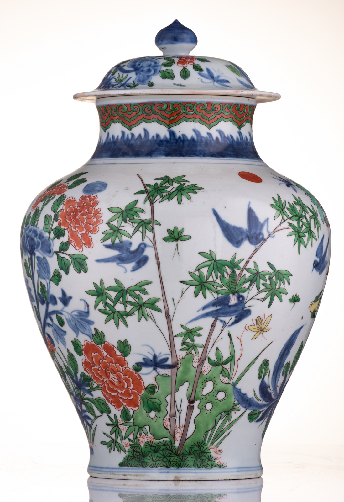 A polychrome Samson vase and cover, decorated with chinoiserie depicting birds and flower - Image 4 of 6