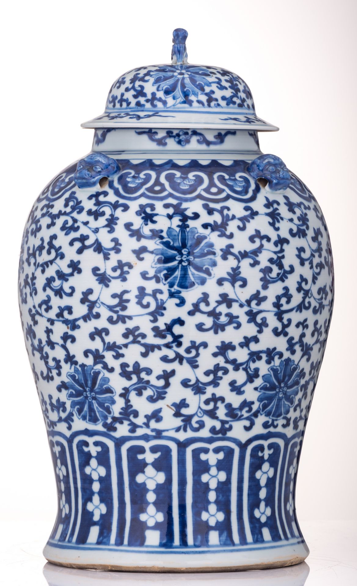 A Chinese blue and white vase and cover, decorated with scrolling lotus, H 46 cm - Bild 3 aus 6