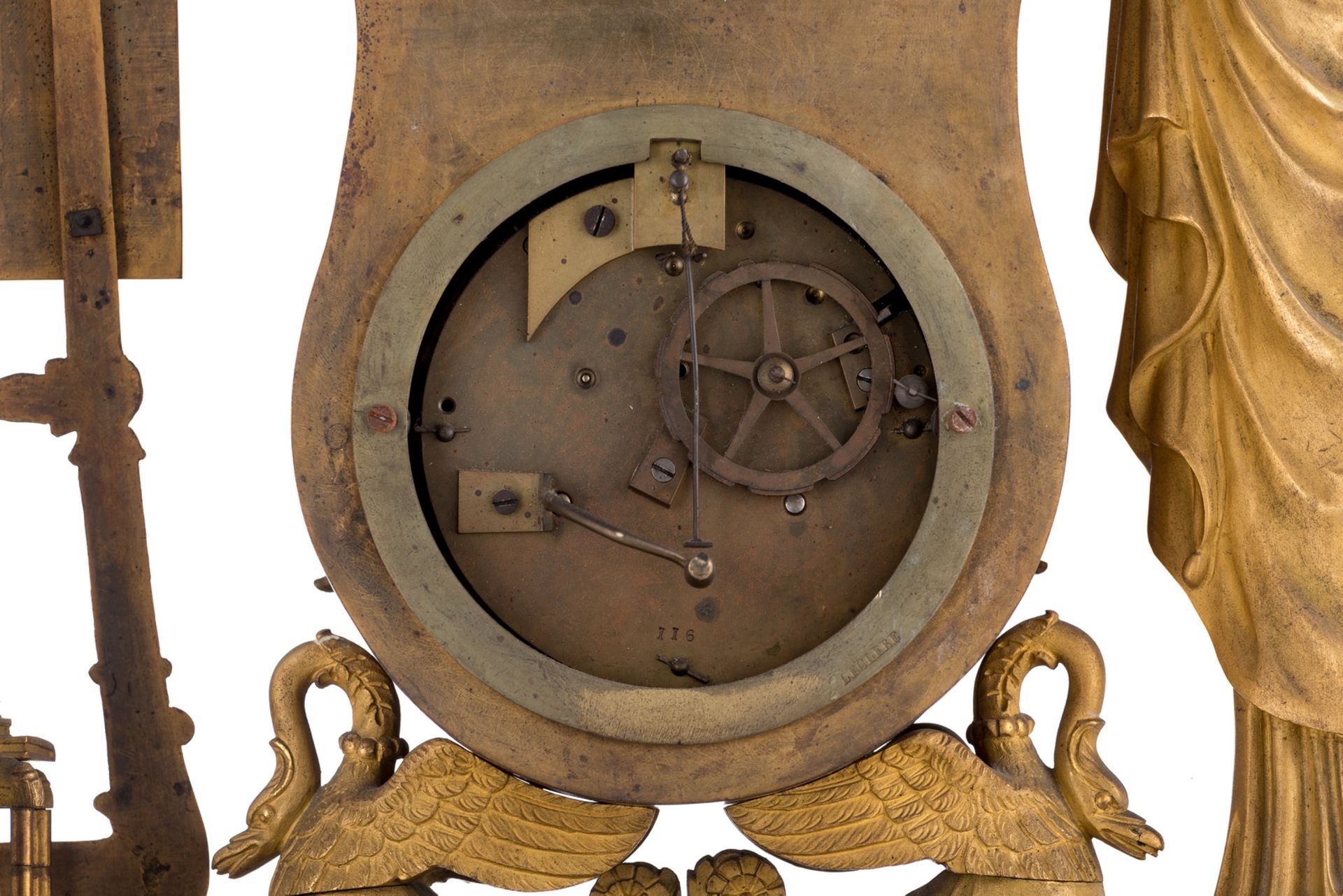 A French neoclassical gilt bronze second quarter of the 19thC mantel clock with on top a group - Bild 7 aus 7