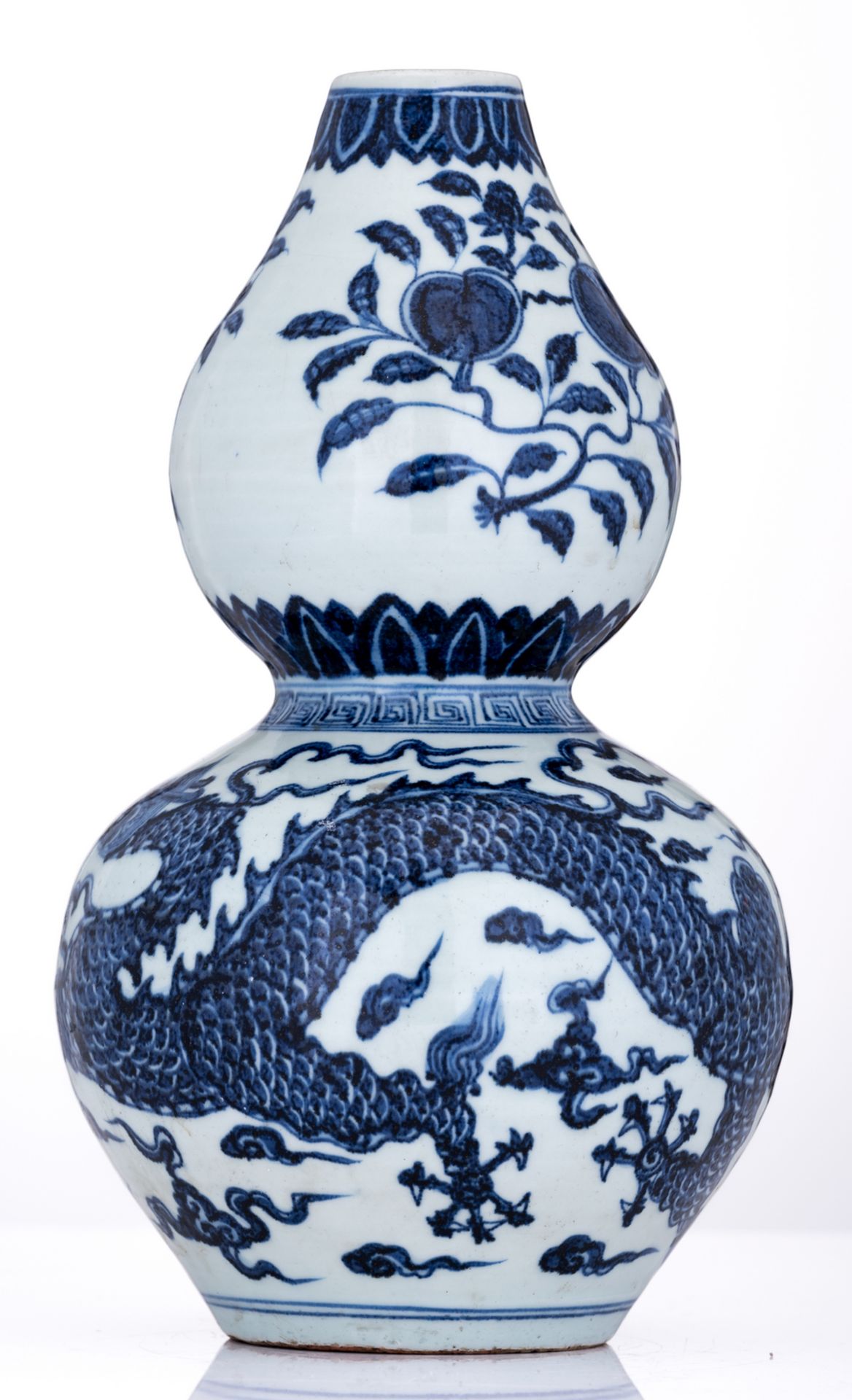 A Chinese celadon ground blue and white dragon decorated double gourd vase, with a Xuande mark, H 36 - Bild 2 aus 6