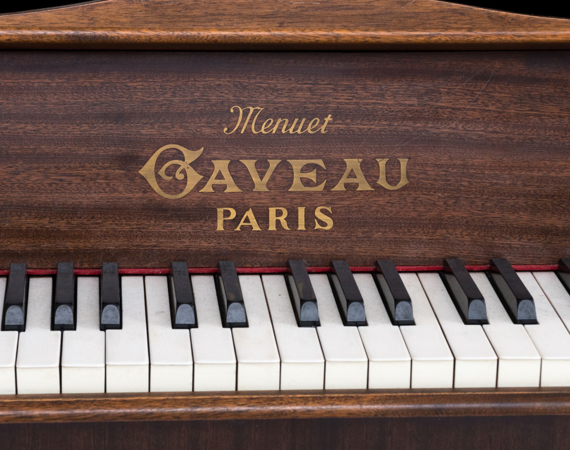 A mahogany and walnut veneered piano, Menuet Gaveau by André Arbus, Paris, H 95,5 - W 138,5 - D 52 - Image 6 of 11