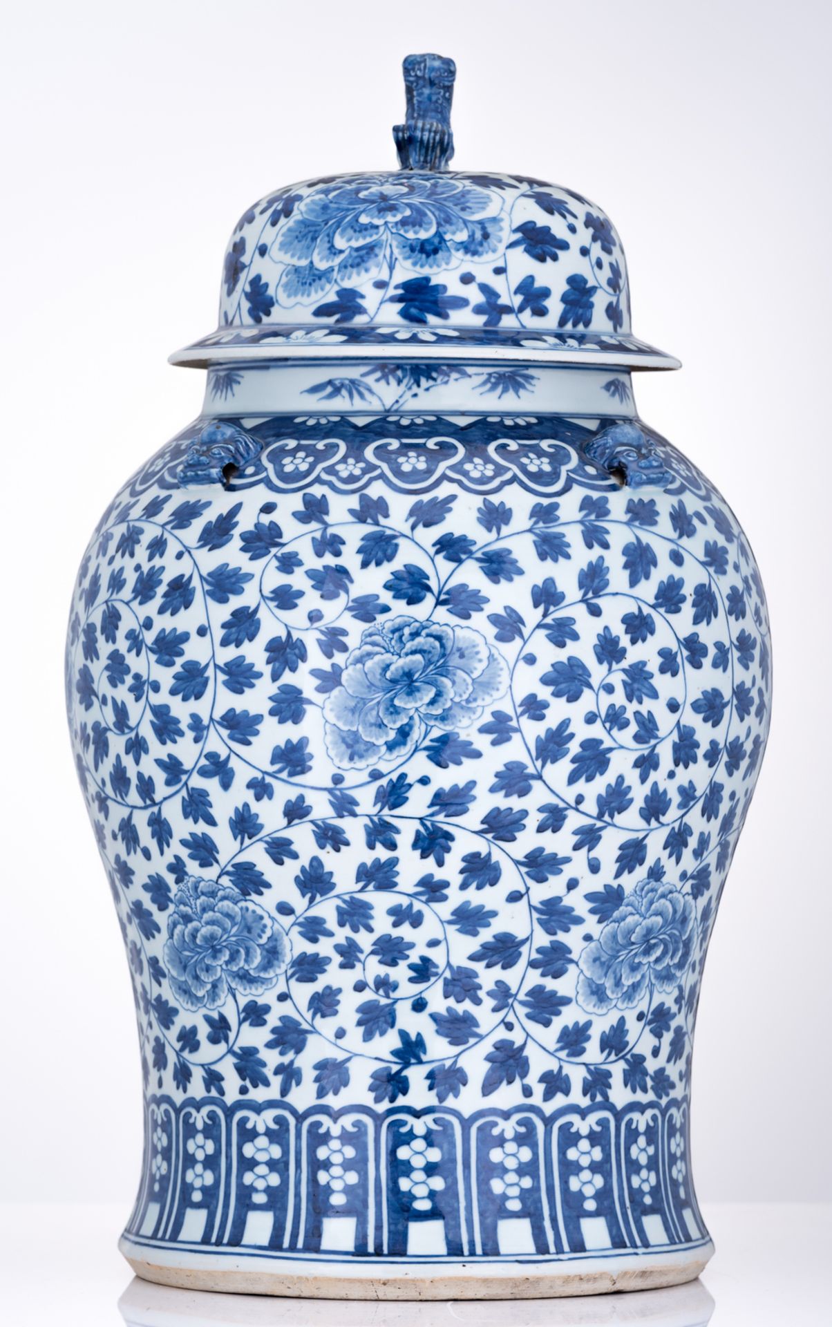 A large Chinese blue and white Kangxi vase and cover, decorated with scrolling peonies and bamboo, - Bild 4 aus 6