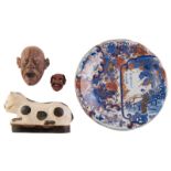 A lot of various Japanese items : an imari plate, a polychrome headrest and two papier maché