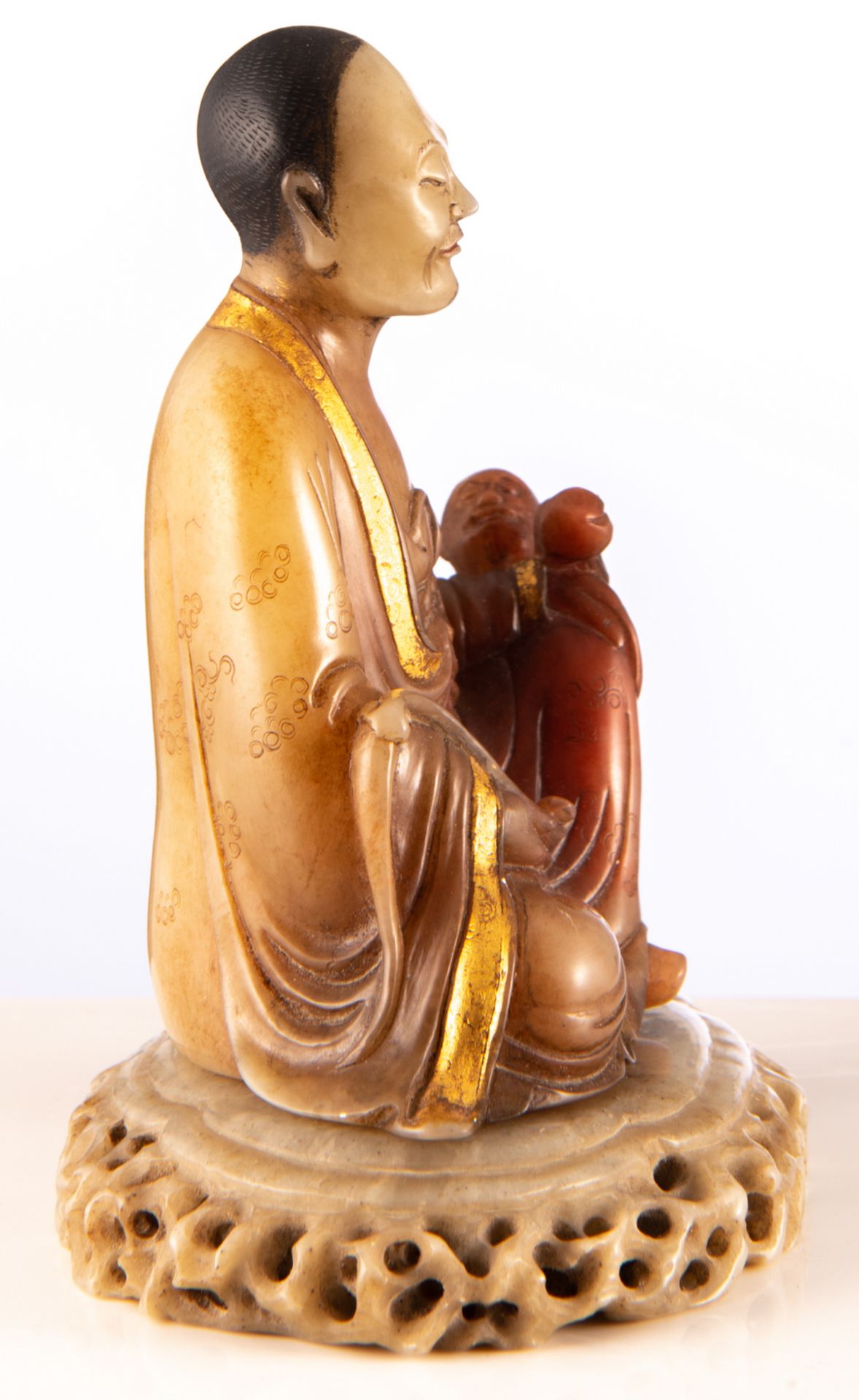 A Chinese polychrome and gilt decorated Shoushan stone figure depicting a Lohan Buddha and a monkey, - Bild 4 aus 6