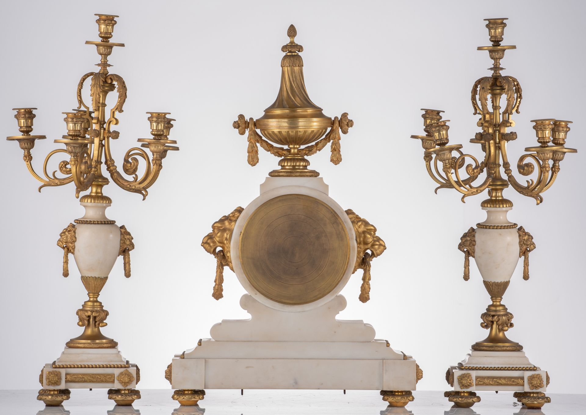 A neoclassical gilt bronze and white marble three-piece garniture, dial signed Ch. Gauthier, Ft de - Bild 2 aus 4