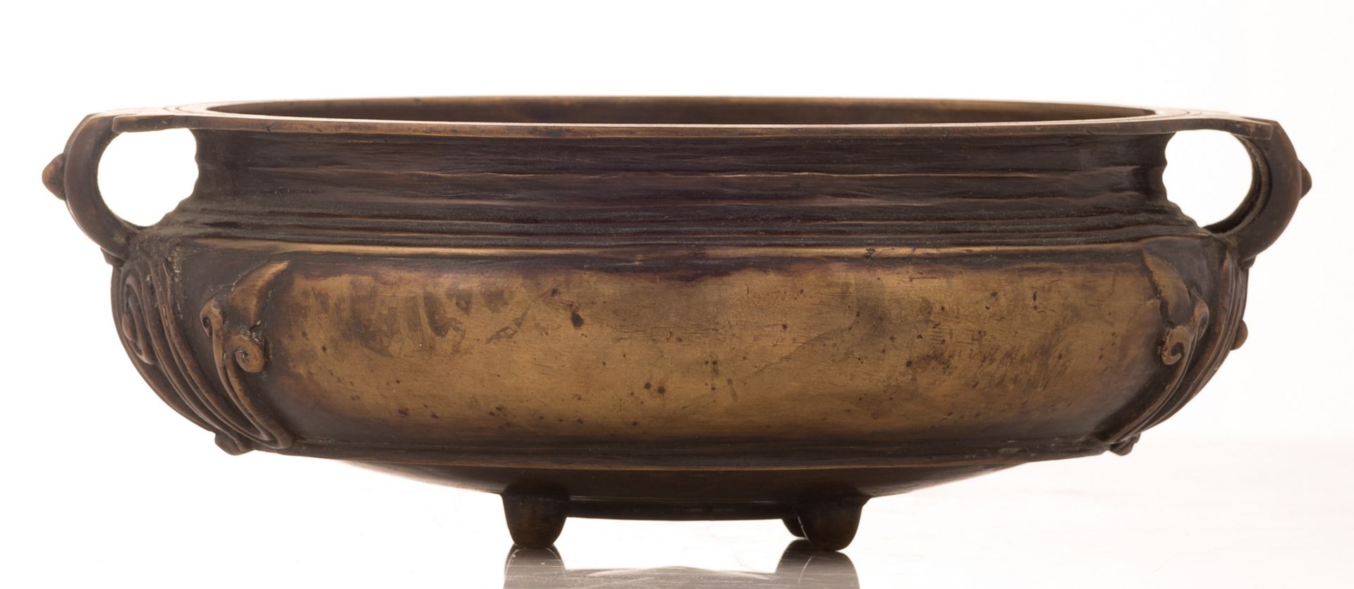 An Indian patinated bronze vessel, H 9 cm - ø 25 cm - Image 4 of 7