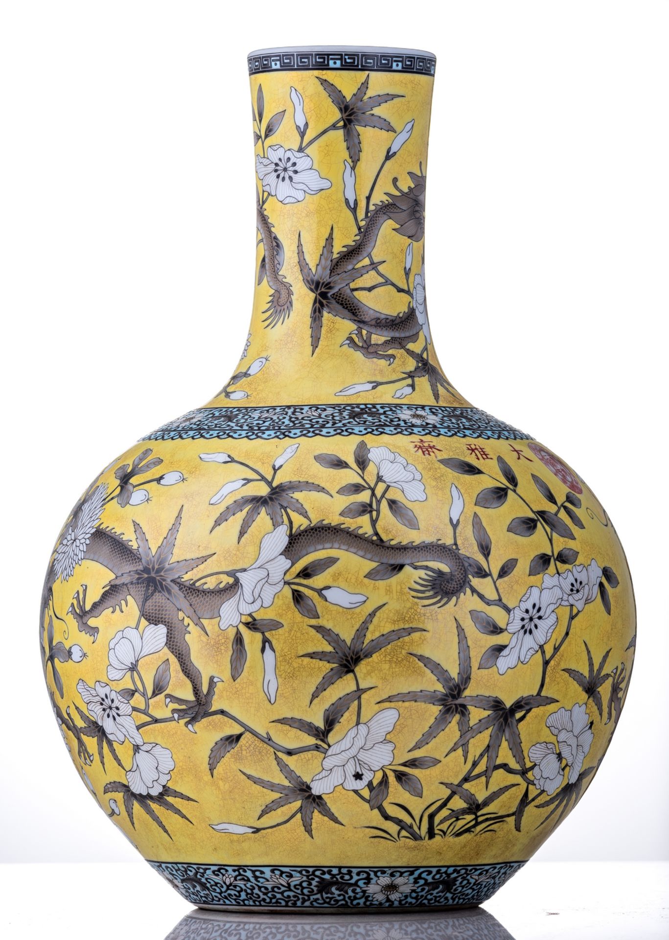 A Chinese yellow ground polychrome dragon decorated bottle vase, marked, H 47,5 cm - Bild 2 aus 7