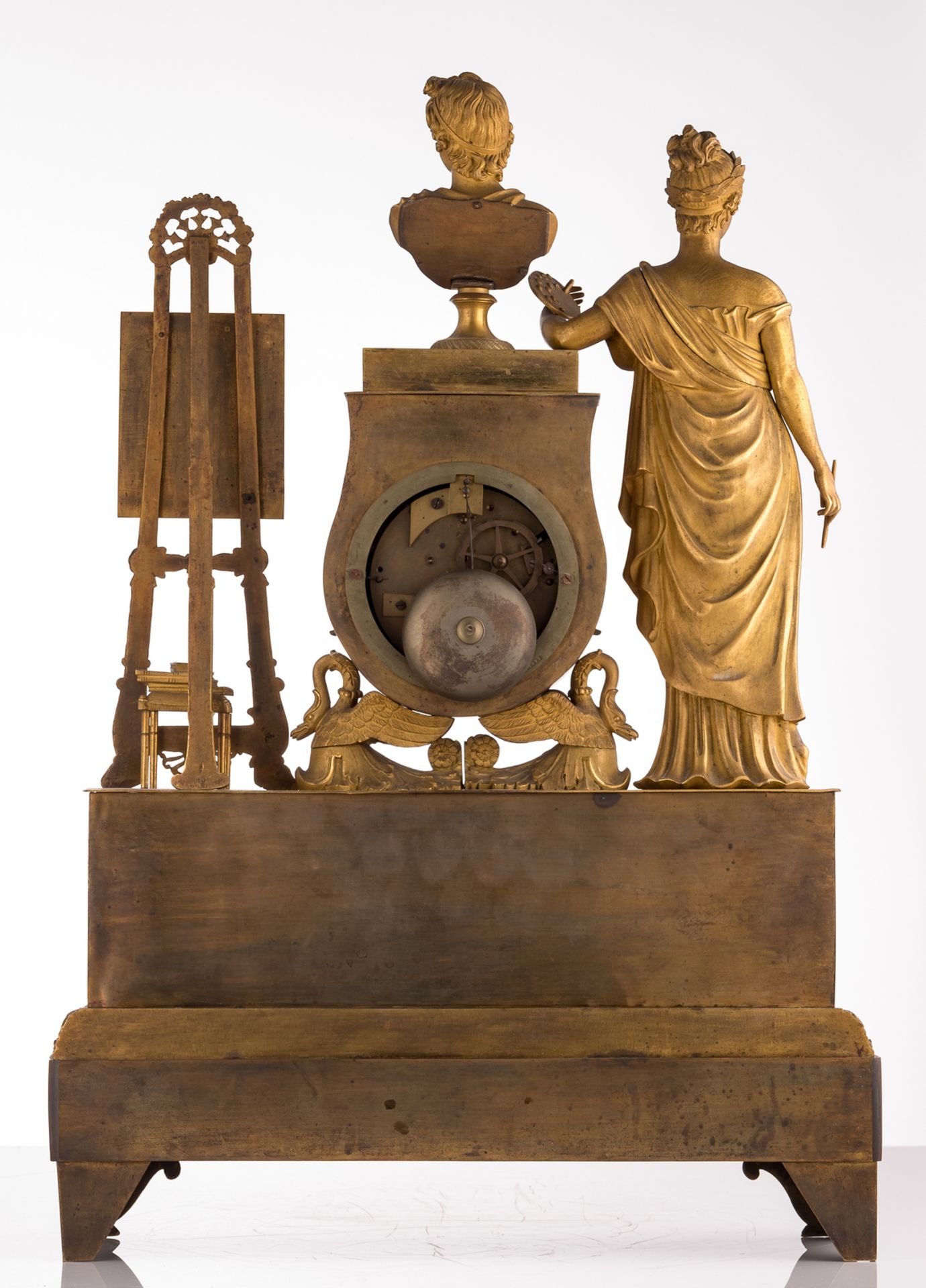 A French neoclassical gilt bronze second quarter of the 19thC mantel clock with on top a group - Bild 3 aus 7