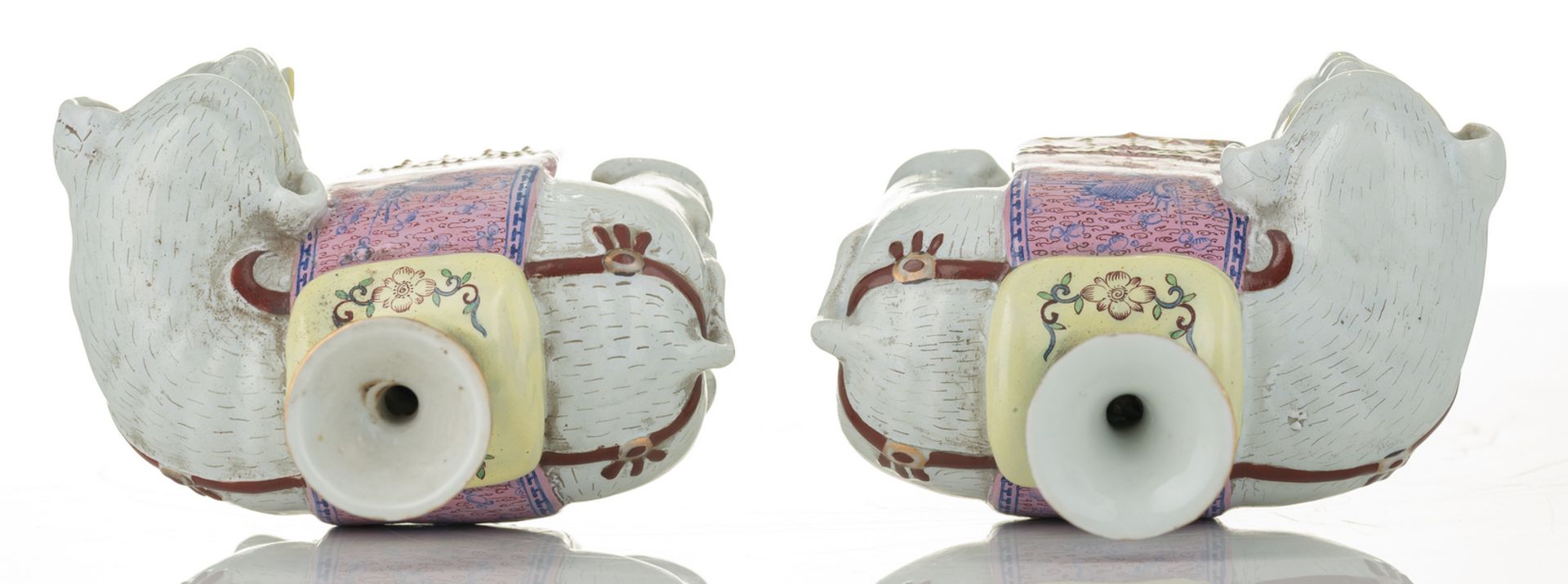 A pair of Chinese polychrome decorated elephant shaped stick holders, H 13 cm - Bild 6 aus 8