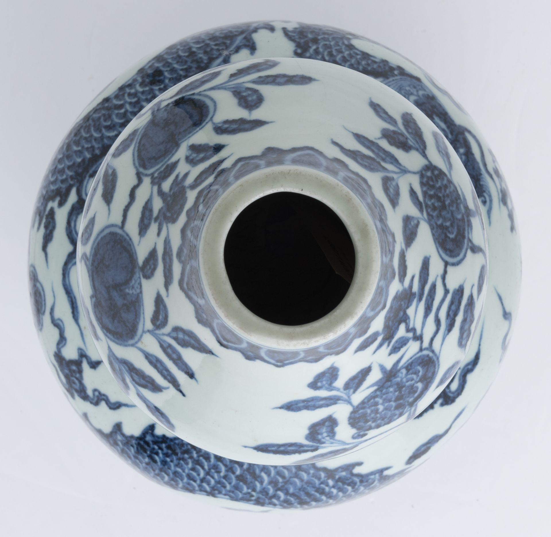 A Chinese celadon ground blue and white dragon decorated double gourd vase, with a Xuande mark, H 36 - Bild 5 aus 6