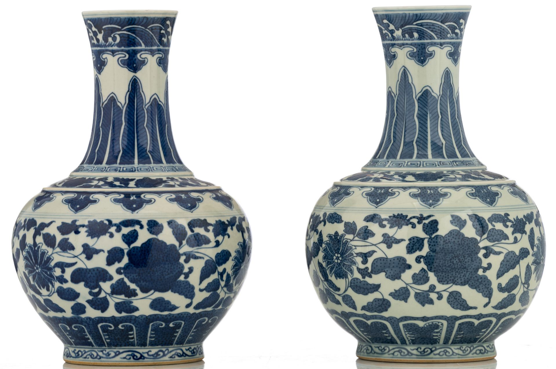 Two Chinese blue and white floral decorated bottle vases, with a Tongzhi mark, H 34 cm - Bild 4 aus 6