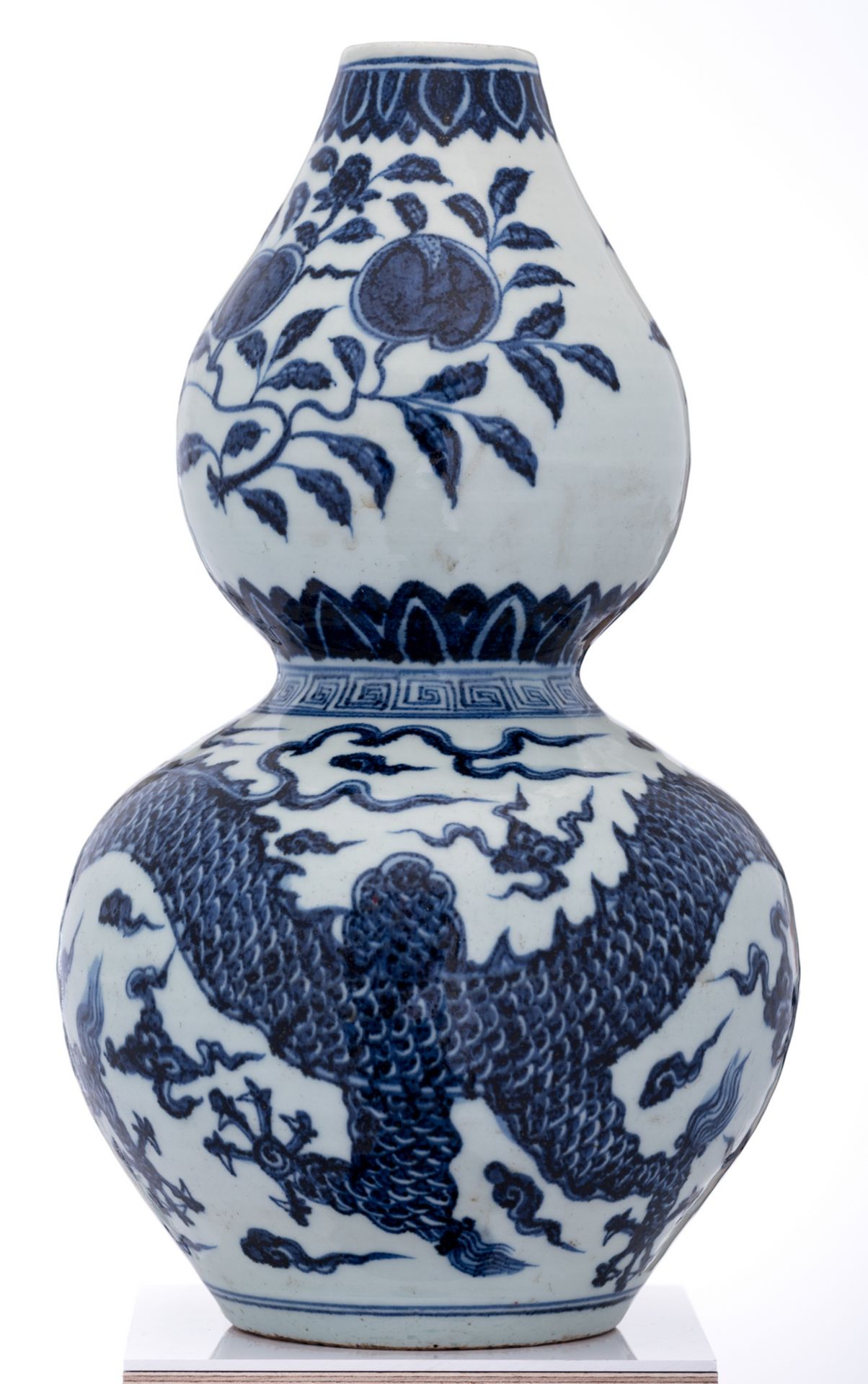 A Chinese celadon ground blue and white dragon decorated double gourd vase, with a Xuande mark, H 36 - Bild 3 aus 6