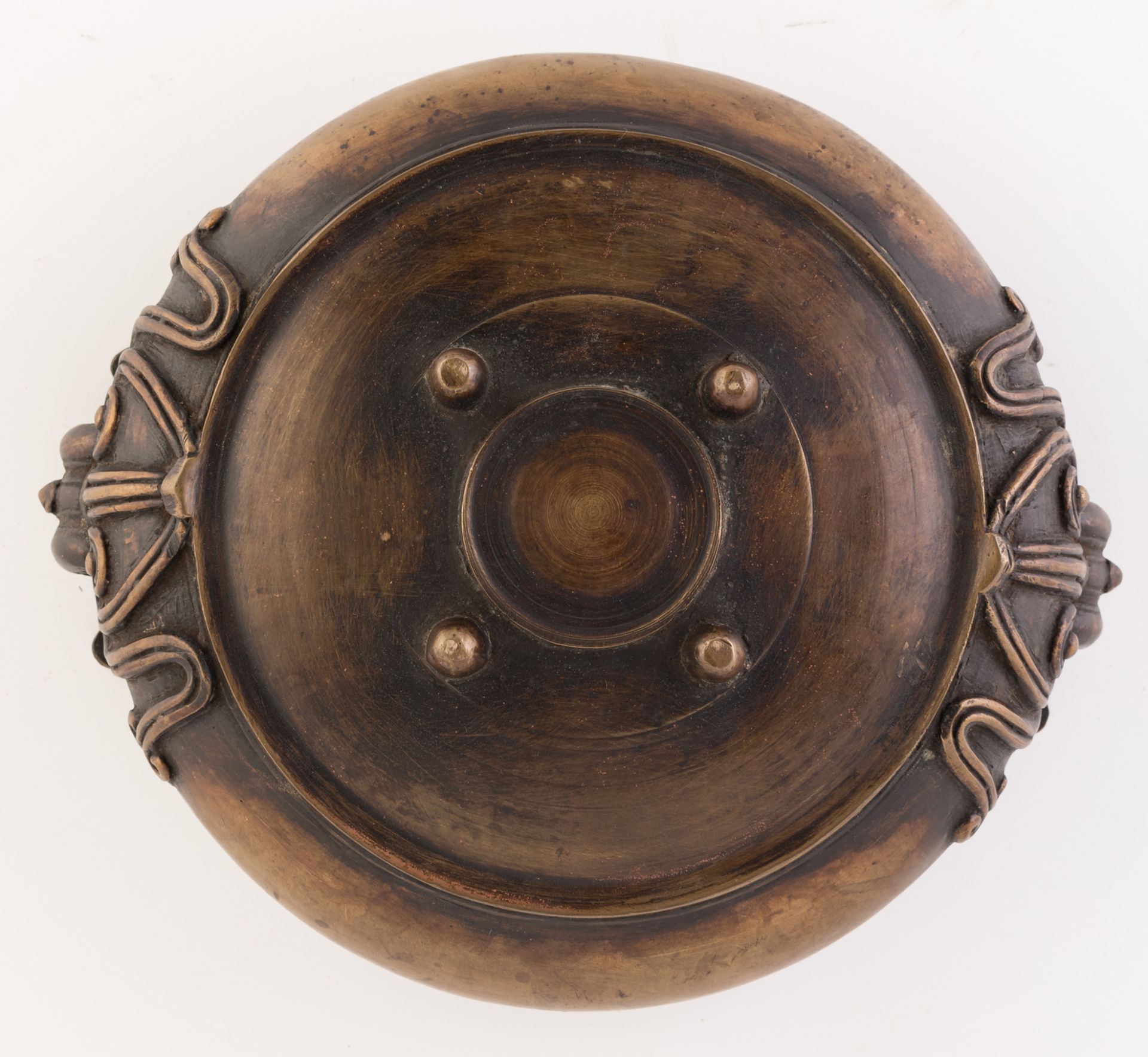 An Indian patinated bronze vessel, H 9 cm - ø 25 cm - Image 7 of 7