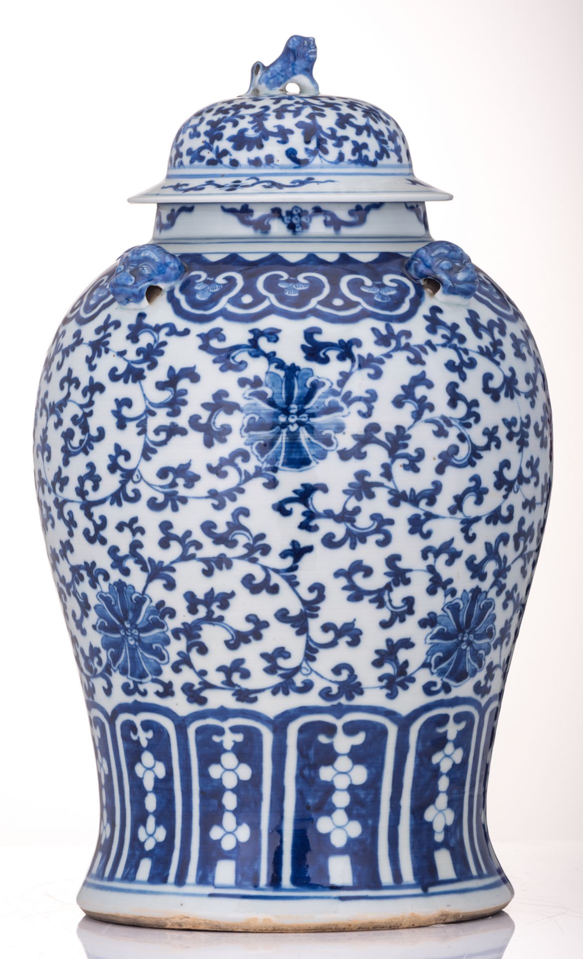 A Chinese blue and white vase and cover, decorated with scrolling lotus, H 46 cm - Bild 4 aus 6