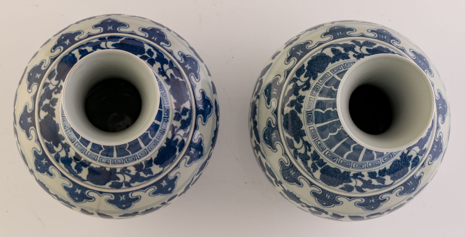 Two Chinese blue and white floral decorated bottle vases, with a Tongzhi mark, H 34 cm - Bild 5 aus 6