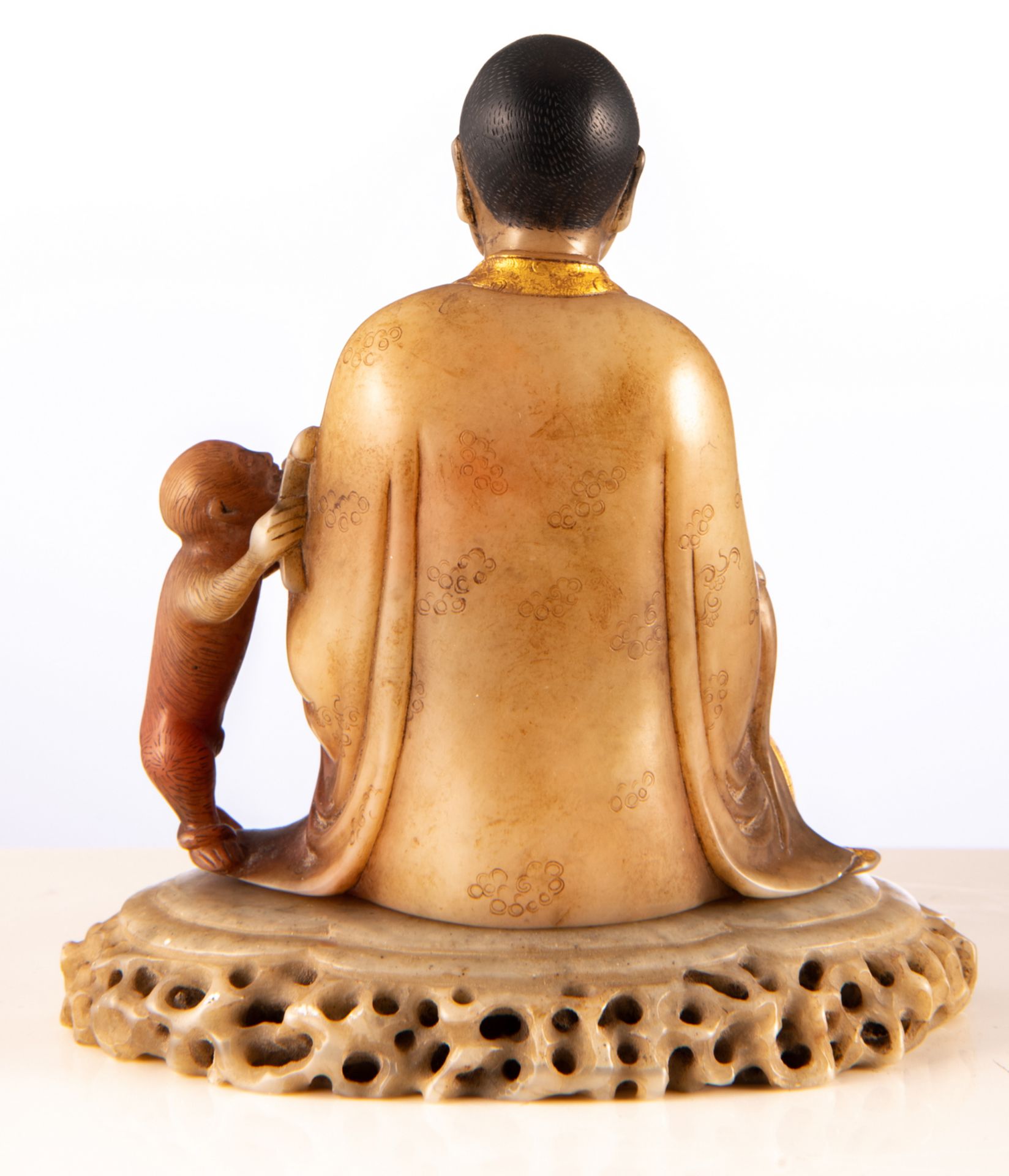 A Chinese polychrome and gilt decorated Shoushan stone figure depicting a Lohan Buddha and a monkey, - Bild 3 aus 6