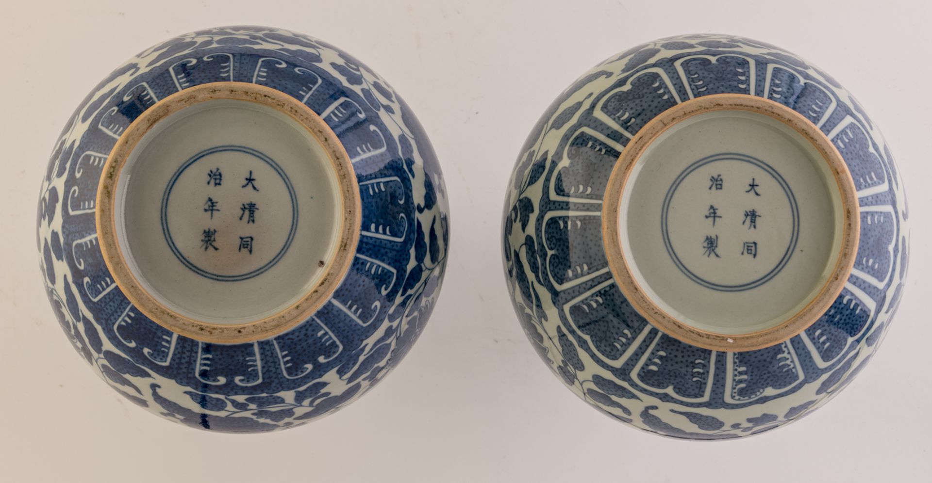 Two Chinese blue and white floral decorated bottle vases, with a Tongzhi mark, H 34 cm - Bild 6 aus 6