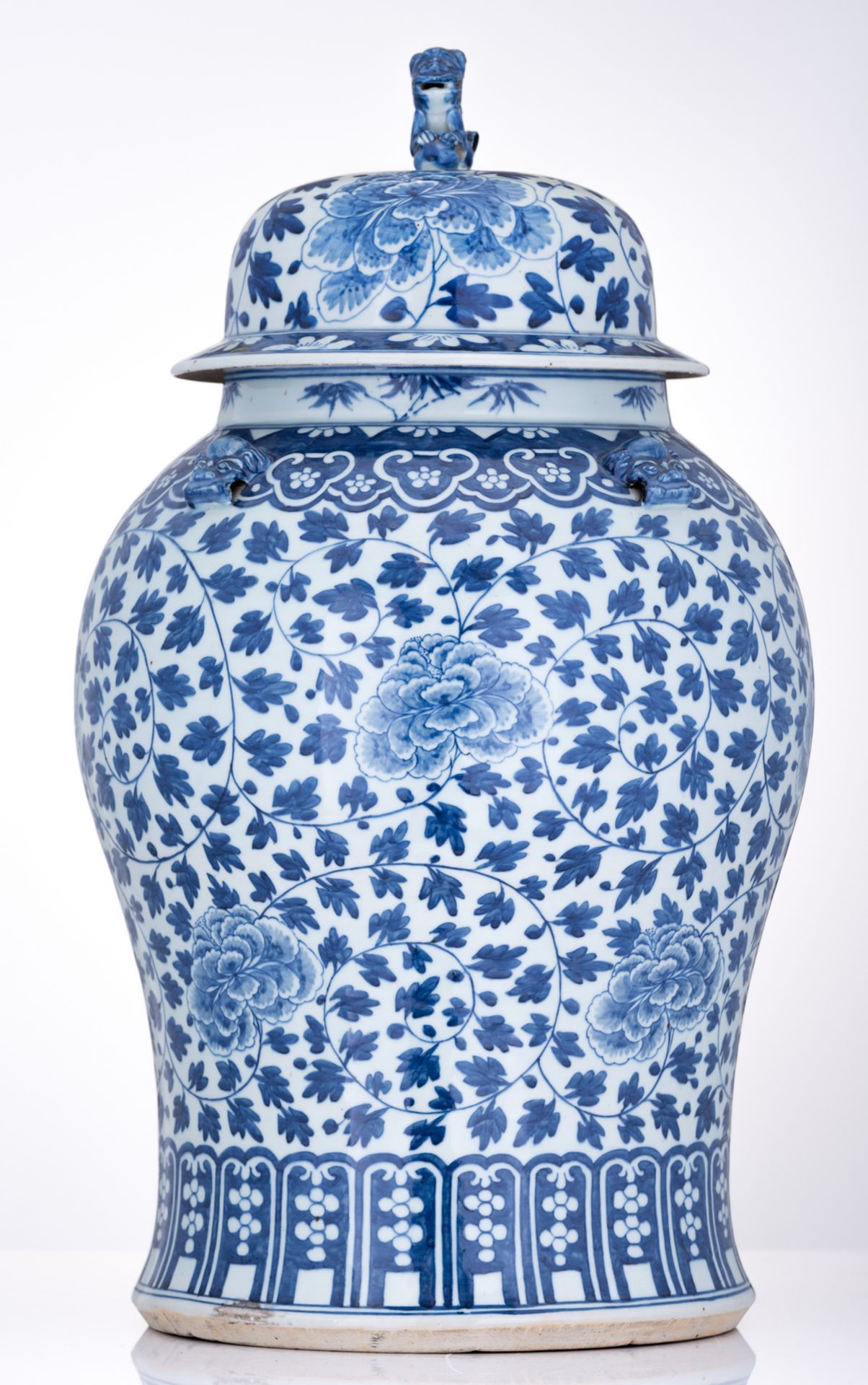 A large Chinese blue and white Kangxi vase and cover, decorated with scrolling peonies and bamboo, - Bild 2 aus 6