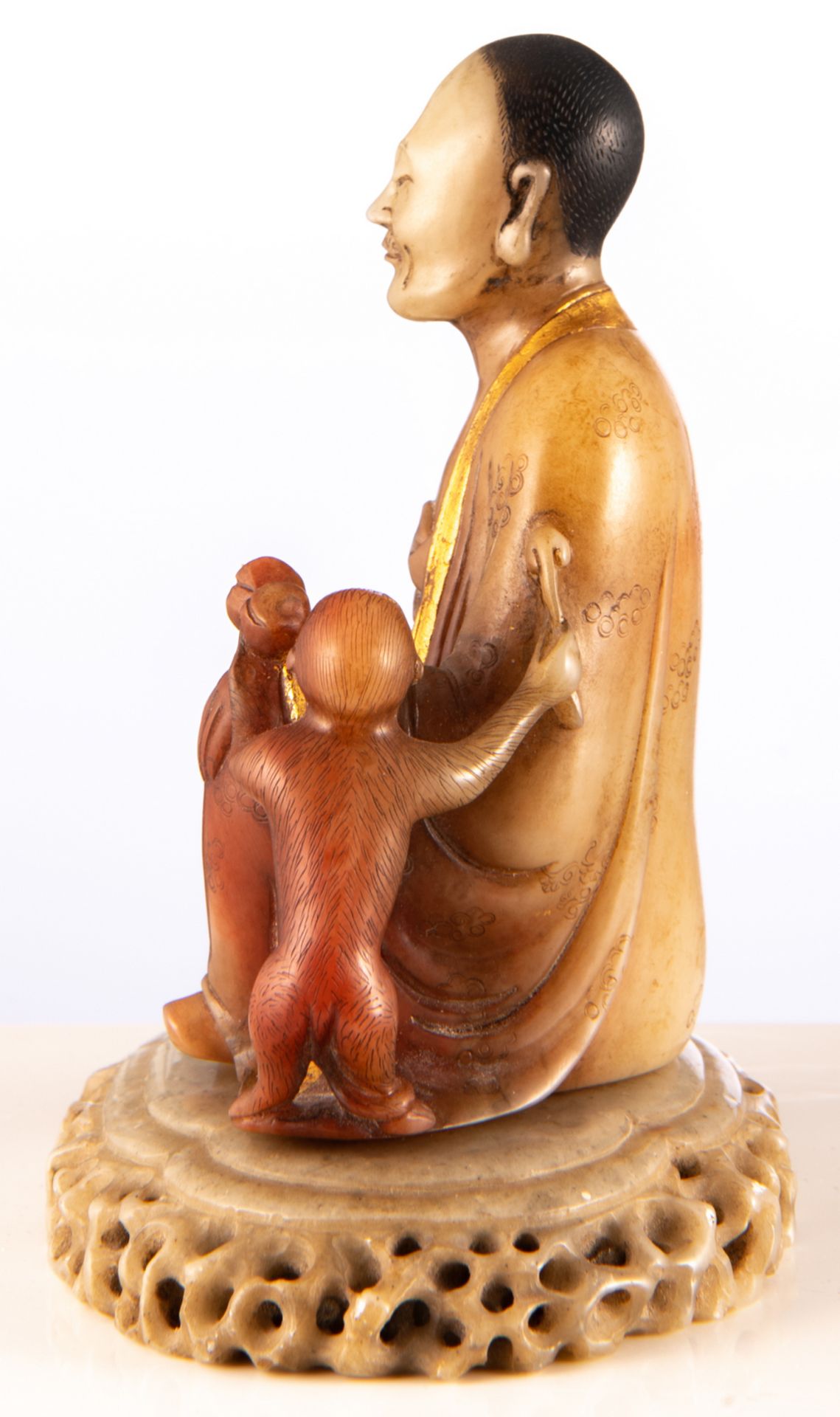 A Chinese polychrome and gilt decorated Shoushan stone figure depicting a Lohan Buddha and a monkey, - Bild 2 aus 6