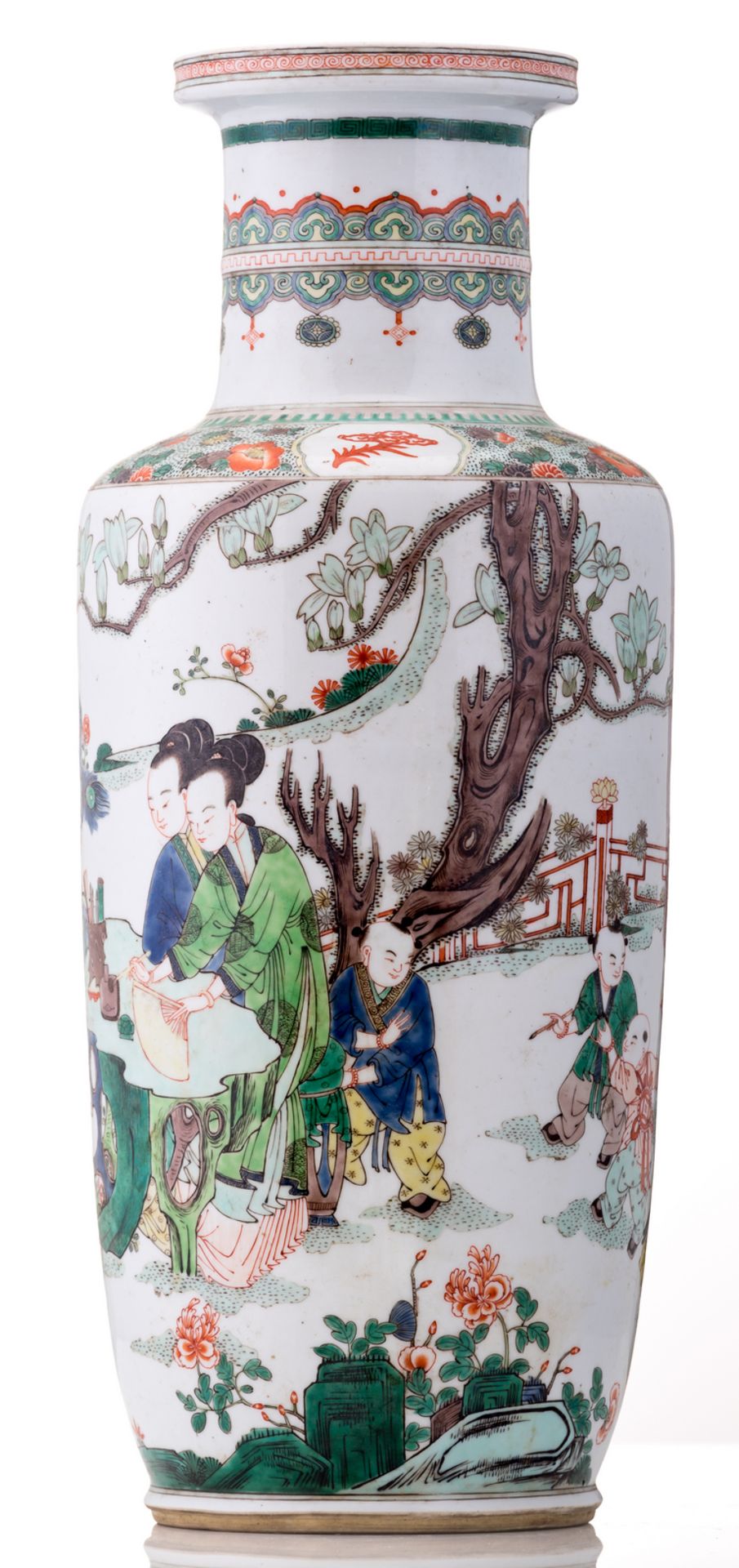 A Chinese famille verte rouleau shaped vase, overall decorated with ladies and children in a garden, - Bild 4 aus 6