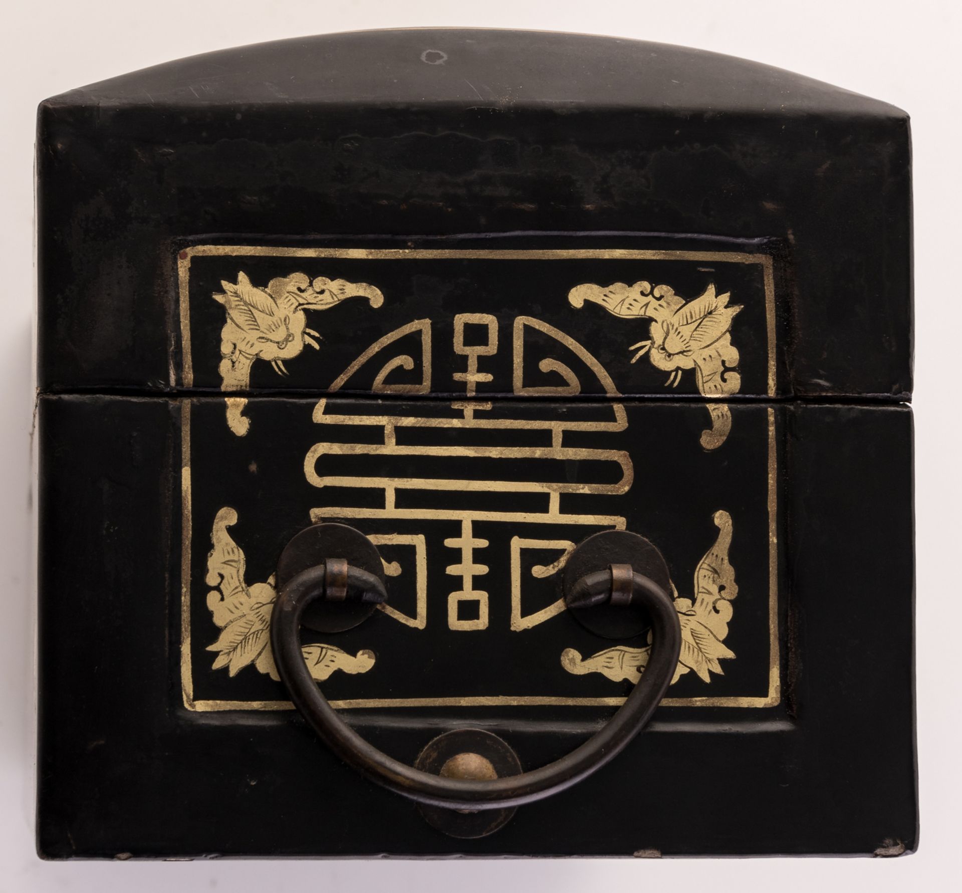 A Chinese black lacquered gilt decorated neck rest shaped box and cover with brass mounts, H 16, - Bild 5 aus 9