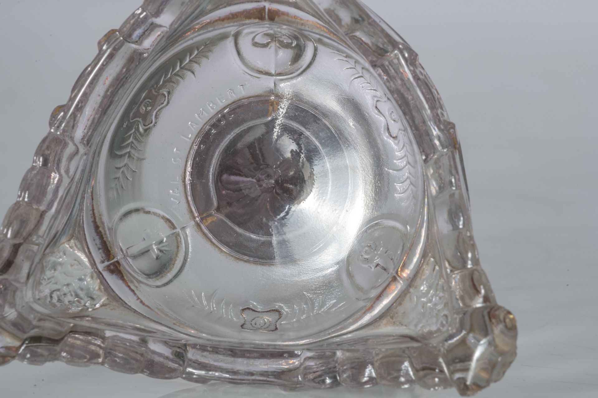 A lot of various glass and crystal items: a green overlay Val Saint Lambert bowl, Ø 30,4 cm; added a - Bild 4 aus 8