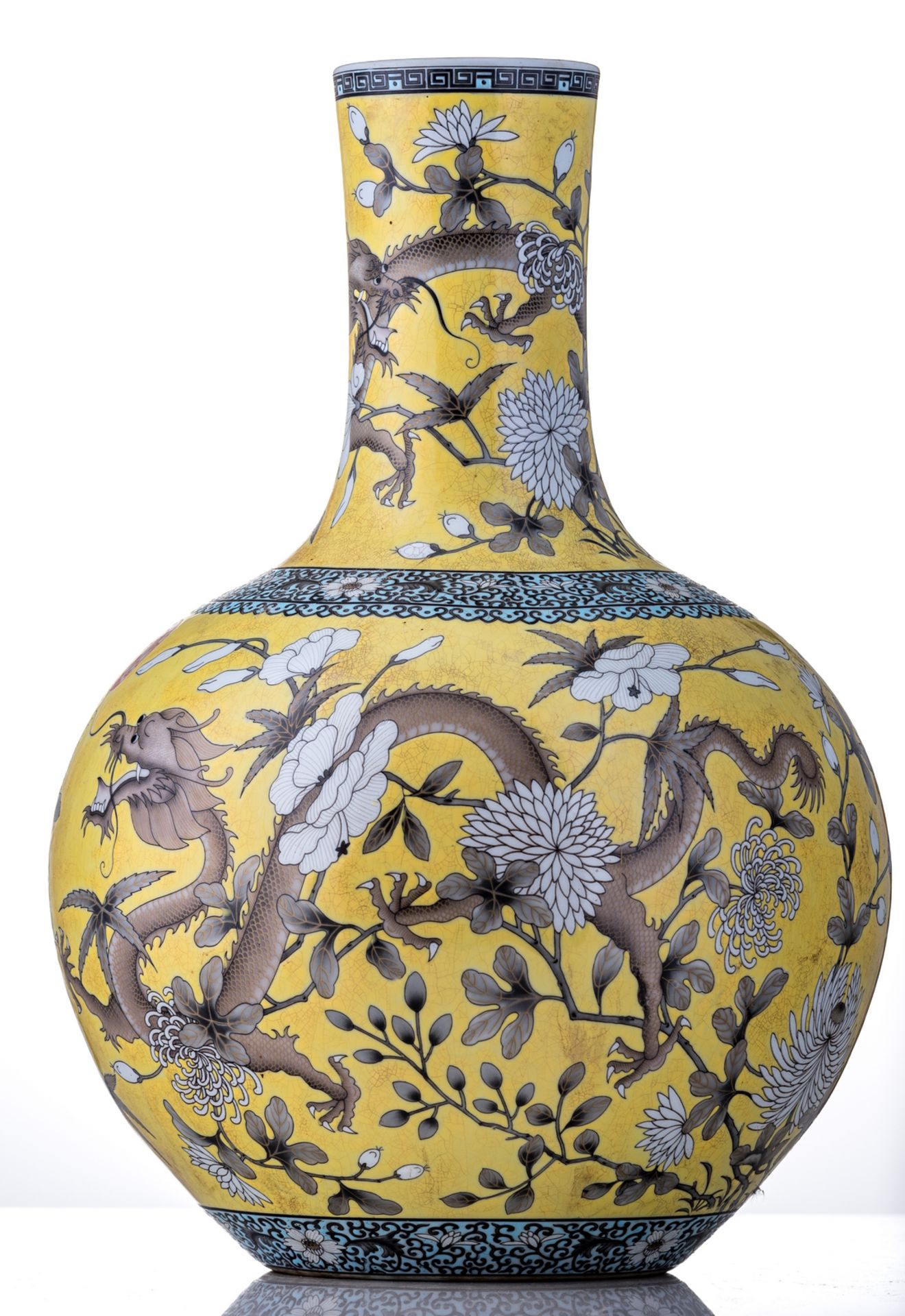 A Chinese yellow ground polychrome dragon decorated bottle vase, marked, H 47,5 cm - Bild 4 aus 7