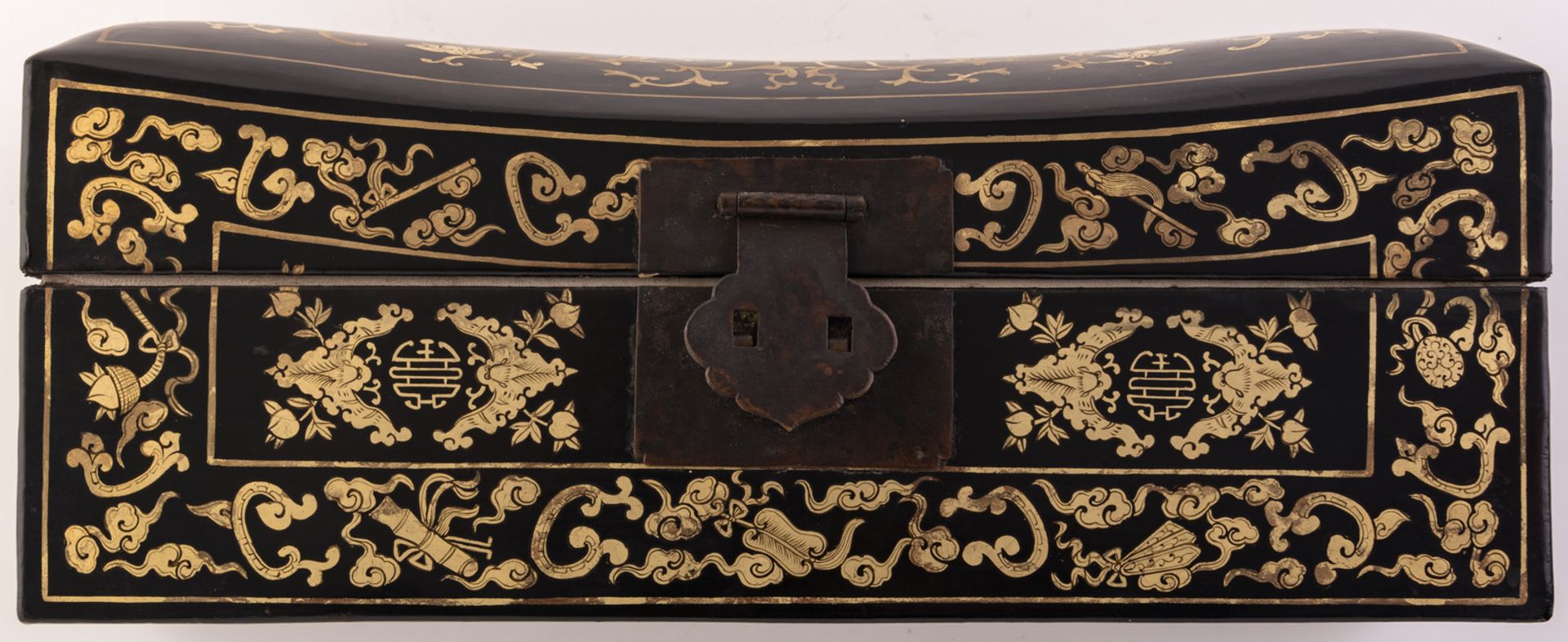 A Chinese black lacquered gilt decorated neck rest shaped box and cover with brass mounts, H 16, - Bild 2 aus 9