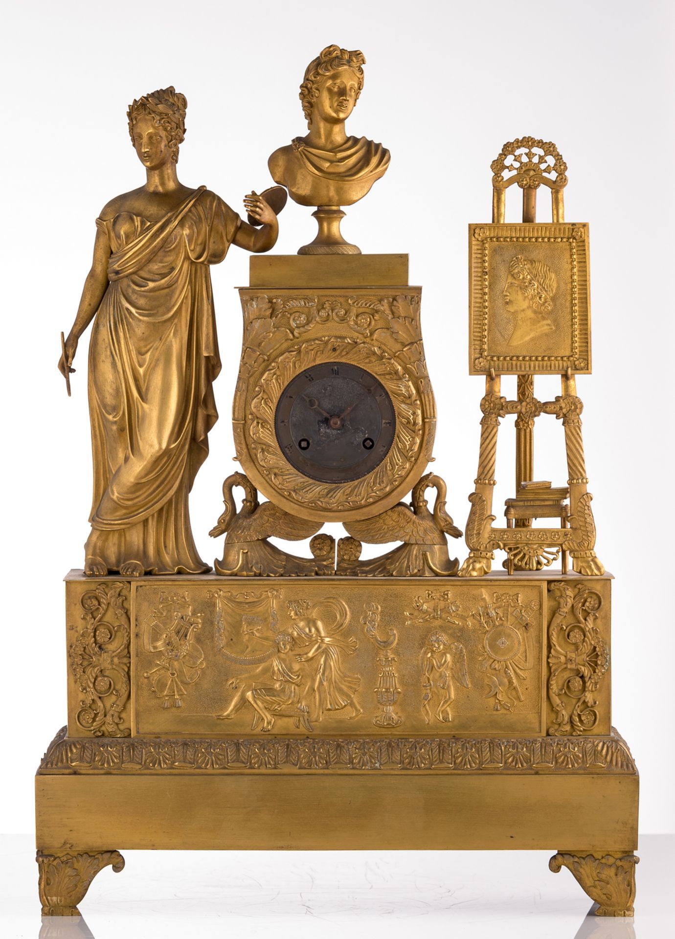 A French neoclassical gilt bronze second quarter of the 19thC mantel clock with on top a group - Bild 2 aus 7