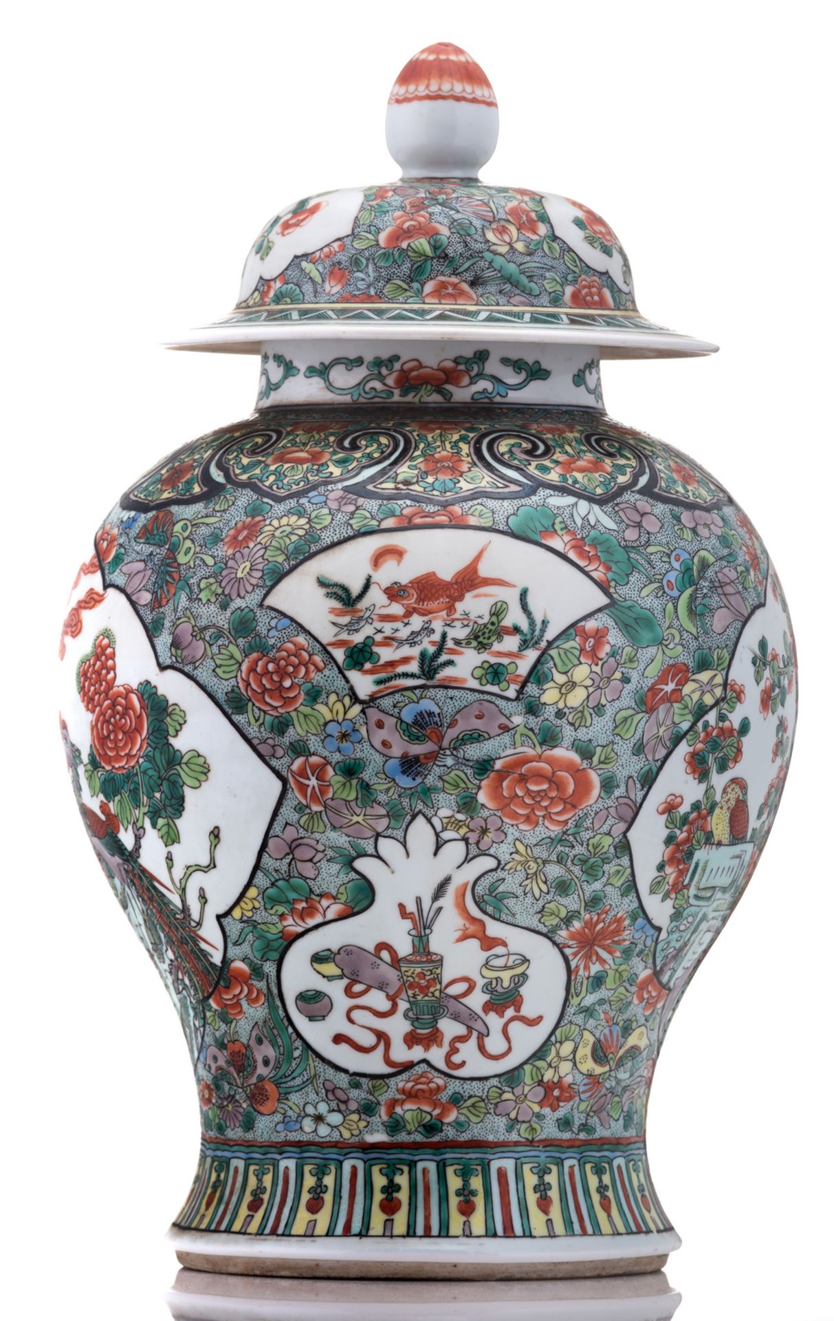 A Chinese famille verte floral decorated vase and cover, the roundels with birds, fish and - Bild 4 aus 6