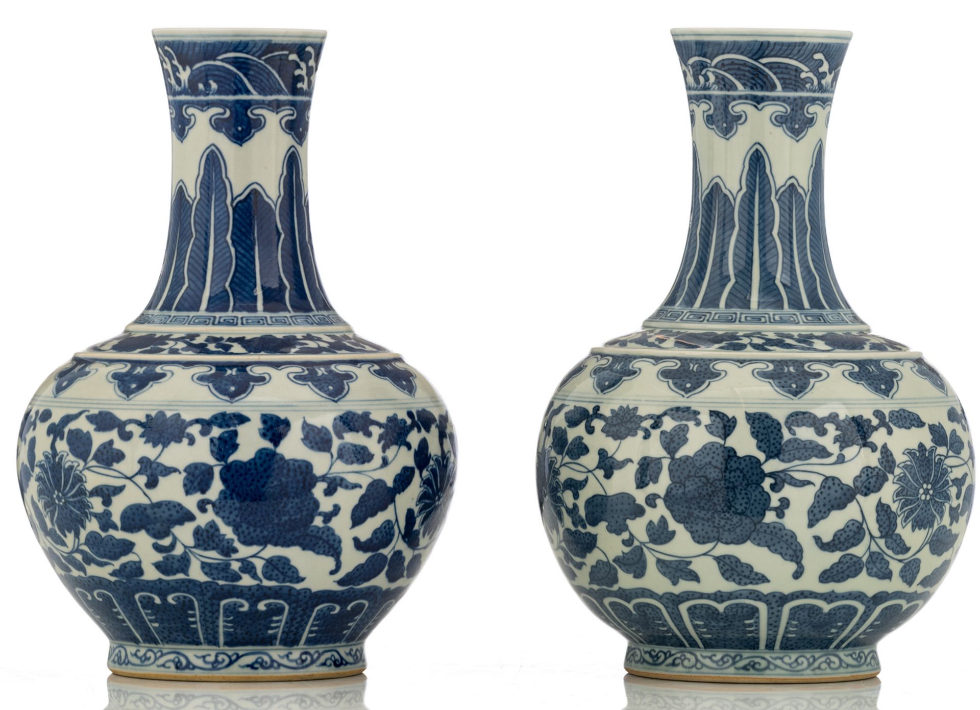 Two Chinese blue and white floral decorated bottle vases, with a Tongzhi mark, H 34 cm - Bild 3 aus 6