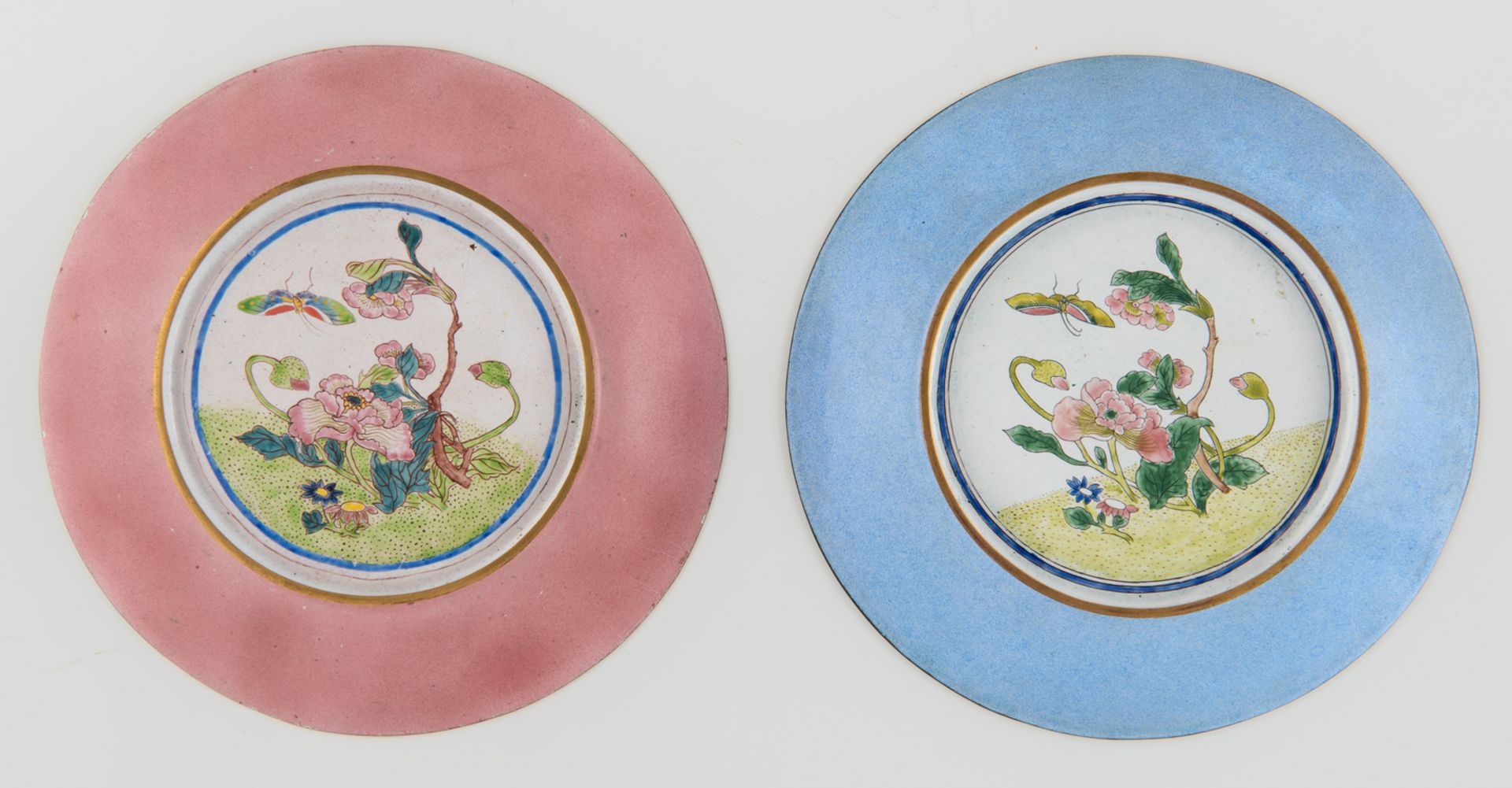 Two Chinese pink and blue back Canton enamel dishes decorated with a European subject, ø 21,5 cm - Bild 2 aus 3