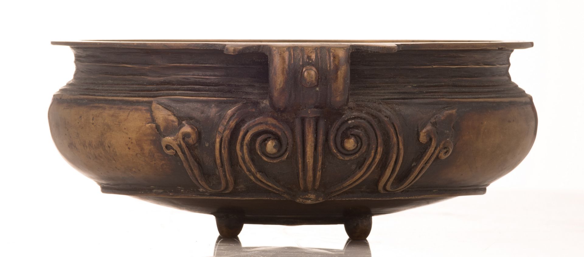 An Indian patinated bronze vessel, H 9 cm - ø 25 cm - Image 5 of 7