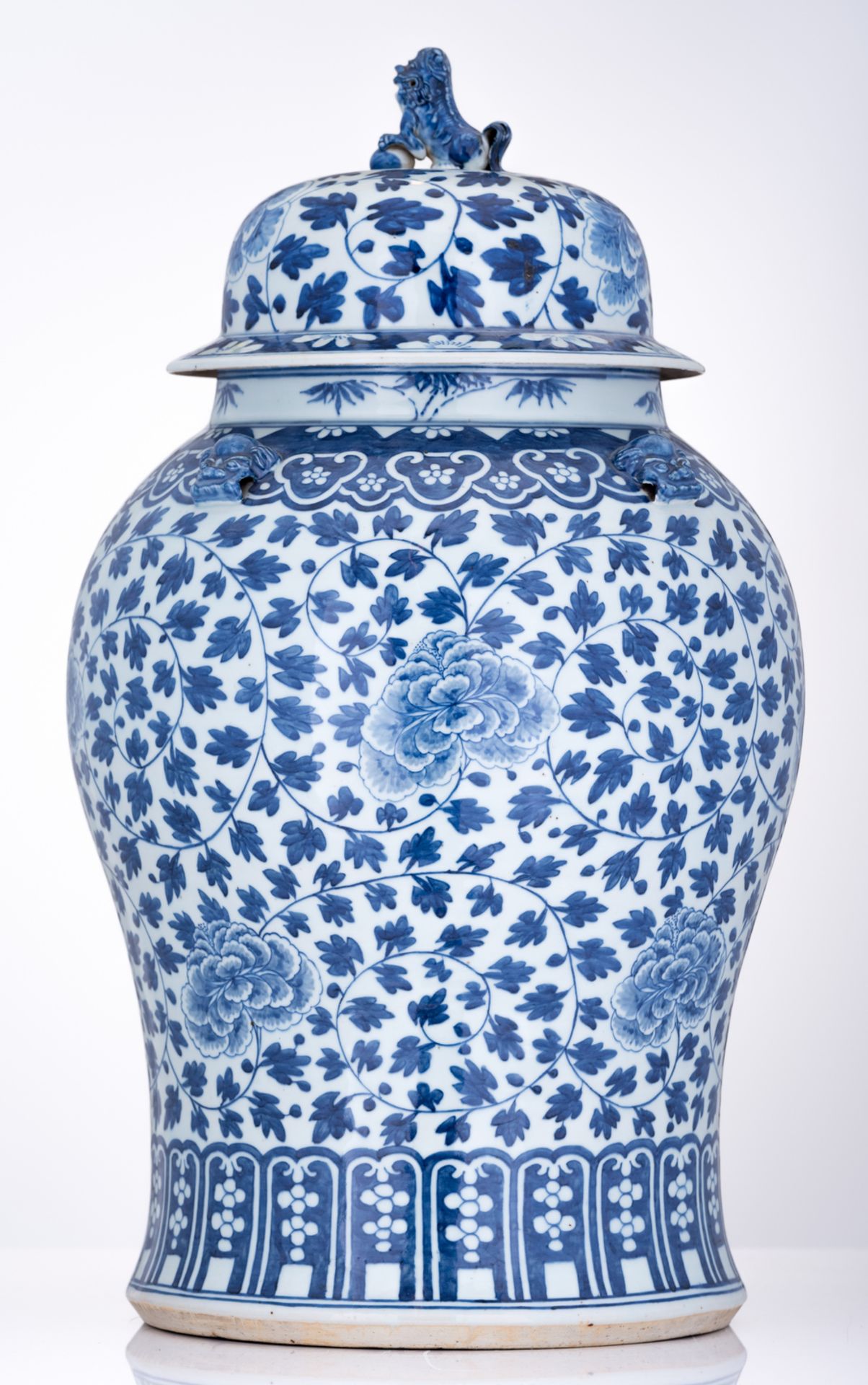 A large Chinese blue and white Kangxi vase and cover, decorated with scrolling peonies and bamboo, - Bild 3 aus 6