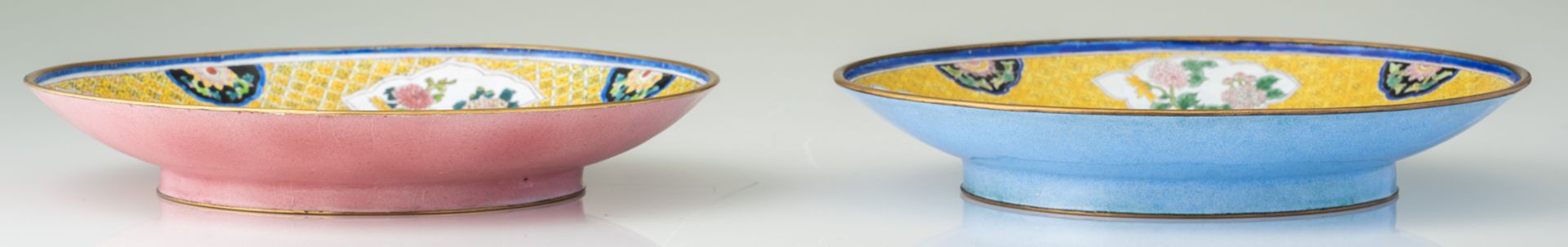 Two Chinese pink and blue back Canton enamel dishes decorated with a European subject, ø 21,5 cm - Bild 3 aus 3