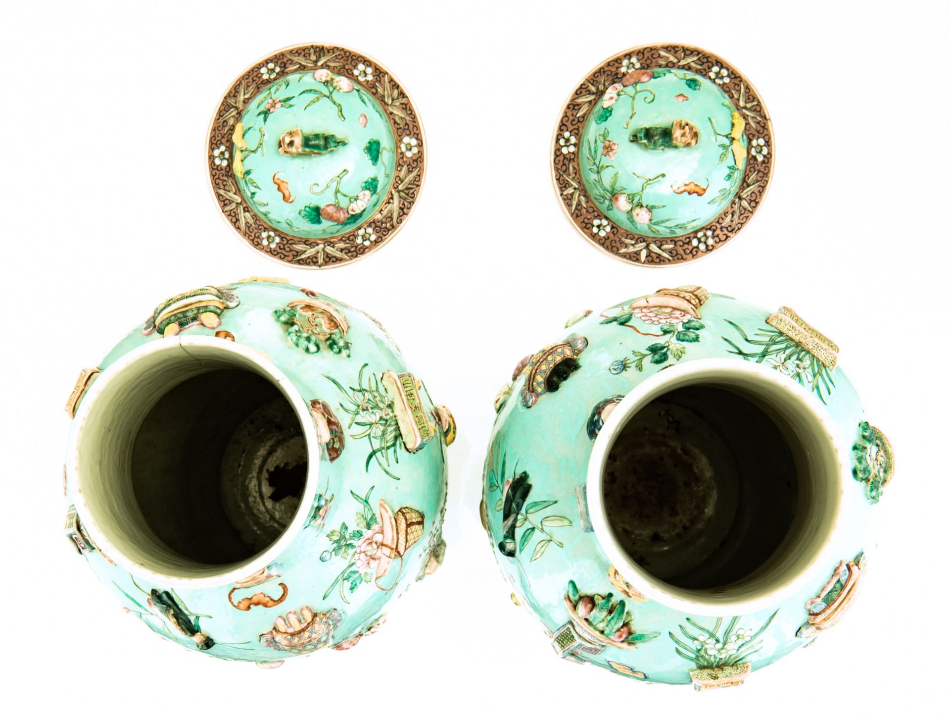 A fine pair of Chinese turquoise ground famille rose vases and covers, relief moulded with - Bild 5 aus 6
