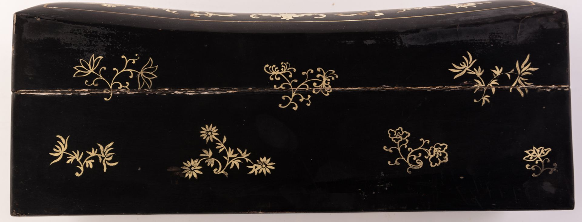 A Chinese black lacquered gilt decorated neck rest shaped box and cover with brass mounts, H 16, - Bild 4 aus 9