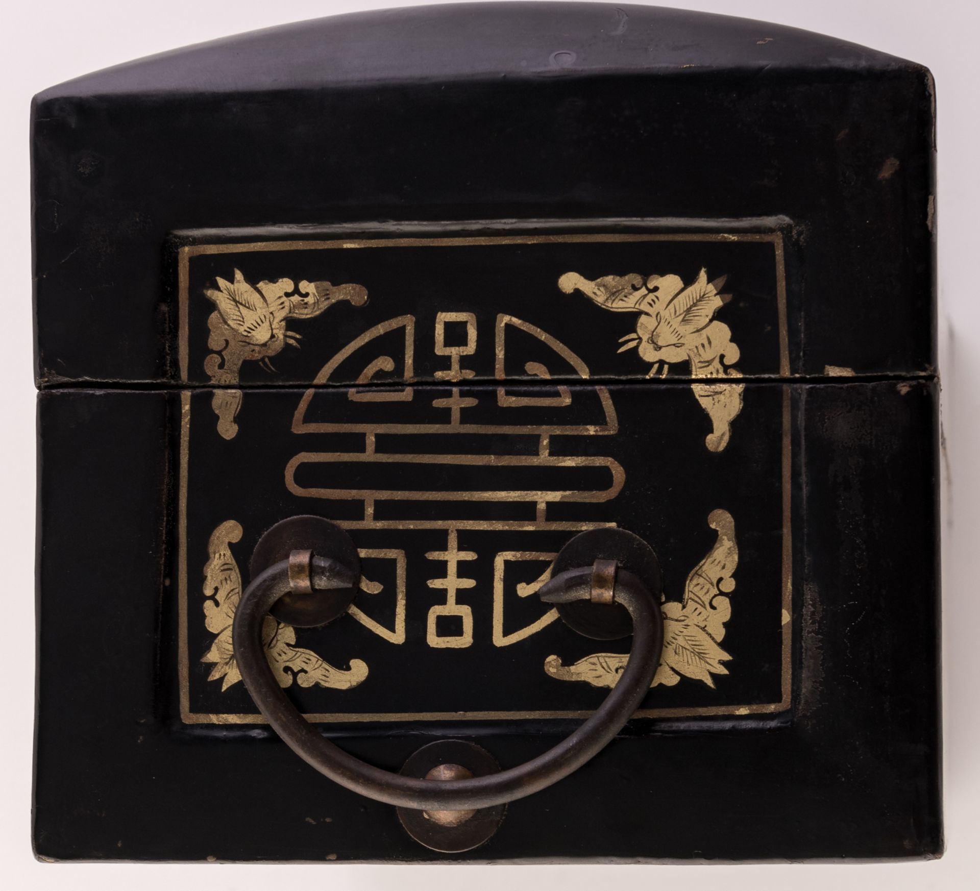 A Chinese black lacquered gilt decorated neck rest shaped box and cover with brass mounts, H 16, - Bild 3 aus 9