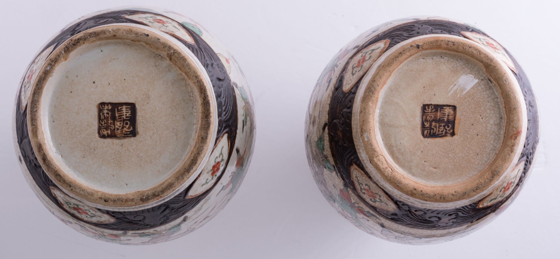 A pair of Chinese polychrome stoneware vases, overall decorated with warriors, marked, about 1900, H - Bild 6 aus 6